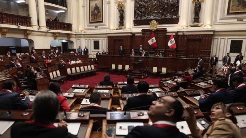 Fotografía de archivo de congresistas peruanos en Lima (Perú). EFE/ Aldair Mejía/POOL
