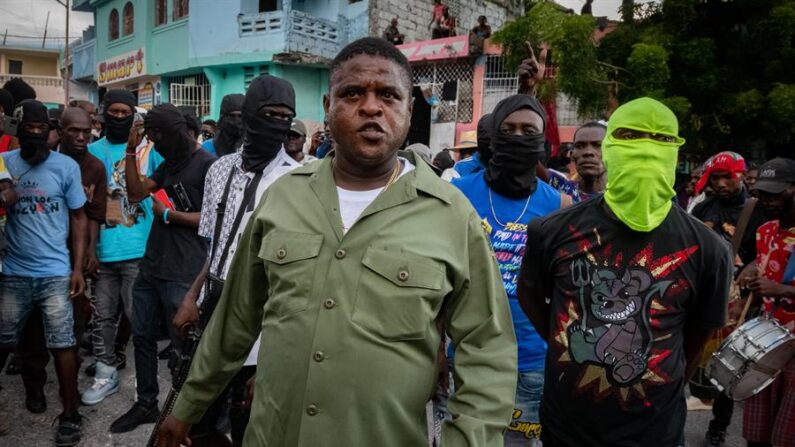 Fotografía de archivo del jefe de la poderosa banda armada haitiana G9 Jimmy Cherisier, alias 'Barbecue'. EFE/Johnson Sabin