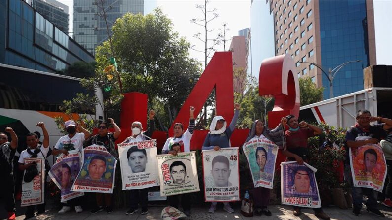 Familiares y amigos de los 43 estudiantes desaparecidos de Ayotzinapa fueron registrados el pasado 5 de marzo al marchar para exigir jusicia, en Ciudad de México (México). EFE/Sáshenka Gutiérrez

