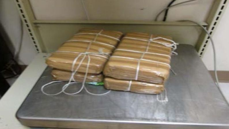 Paquetes que contienen casi 10 libras de cocaína incautados por agentes de CBP en el puerto de entrada de Progreso en 2016. (Oficina de Aduanas y Protección Fronteriza)