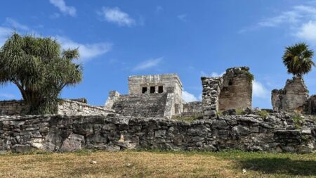 Arqueólogos mexicanos indagan el misterio de una cueva en la ciudad prehispánica de Tulum