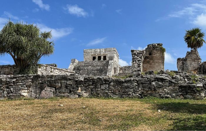 Fotografía que muestra el 'Templo del Castillo', el 22 de febrero de 2024, en la zona arqueológica de Tulum, estado de Quintana Roo, México. (EFE/ Martha López)