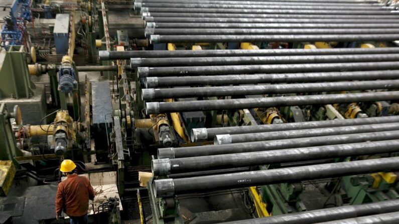 Foto de archivo de una fábrica de tubos de acero. EFE/Wang Xiaobo
