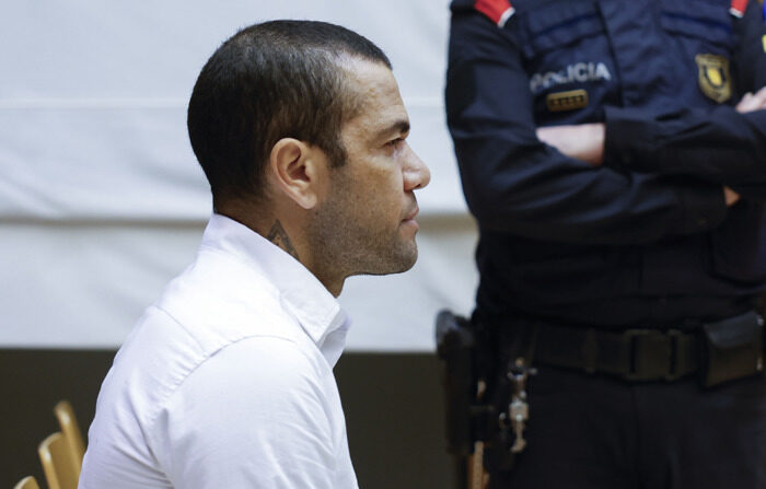 El exjugador brasileño del FC Barcelona Dani Alves, durante el juicio por la violación de una mujer en un baño de la discoteca Sutton de Barcelona en diciembre de 2022. (EFE/ Alberto Estévez)