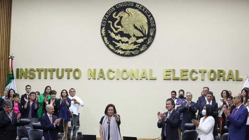 Fotografía de archivo de la presidenta del Instituto Nacional Electoral (INE), de México Guadalupe Taddei (c). EFE/ Isaac Esquivel