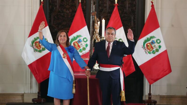 La presidenta de Perú, Dina Boluarte, juramenta a Gustavo Adrianzén como su nuevo primer ministro este miércoles 6 de marzo de 2024, en el Palacio de Gobierno de Lima (Perú). EFE/Paolo Aguilar
