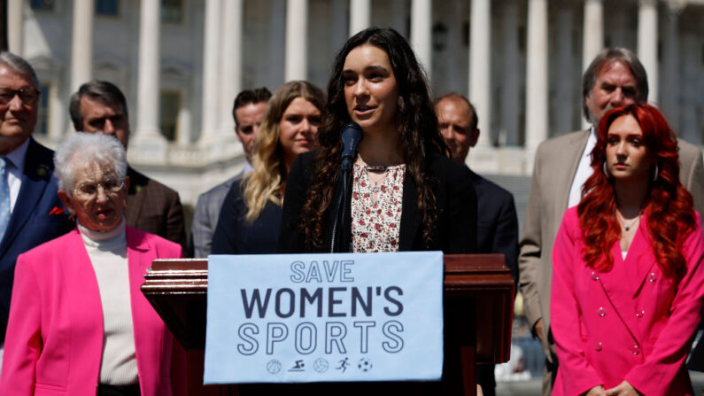 En la imagen la skater Taylor Silverman habla durante un evento para celebrar la aprobación de la Ley de Protección de Mujeres y Niñas en los Deportes de la Cámara de Representantes frente al Capitolio de los Estados Unidos el 20 de abril de 2023 en Washington, DC. (Chip Somodevilla/Getty Images)