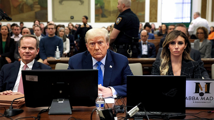 El expresidente Donald Trump sentado en la sala de la corte con los abogados Christopher Kise (izq.) y Alina Habba (der.) durante su juicio por fraude civil en la Corte Suprema de Nueva York, el 6 de noviembre de 2023. (Brendan McDermid/Pool/Getty Images)