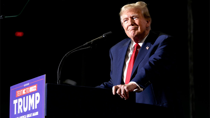 El candidato presidencial republicano y expresidente Donald Trump habla durante un acto de campaña en el Greensboro Coliseum de Greensboro, Carolina del Norte, el 2 de marzo de 2024. (Alex Wong/Getty Images)
