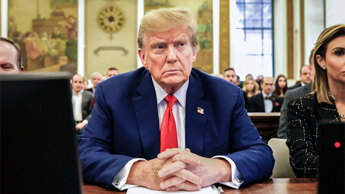 El expresidente Donald Trump sentado en la Corte Suprema del Estado de Nueva York durante el juicio por fraude civil contra la Organización Trump en la ciudad de Nueva York el 11 de enero de 2024. (Peter Foley/AFP vía Getty Images)
