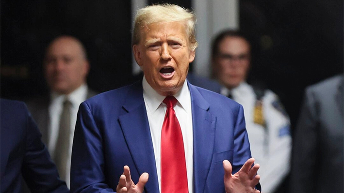 El expresidente Donald Trump habla con los medios de comunicación durante una pausa en una audiencia preliminar en un tribunal penal de Nueva York el 25 de marzo de 2024. (Brendan McDermid-Pool/Getty Images)
