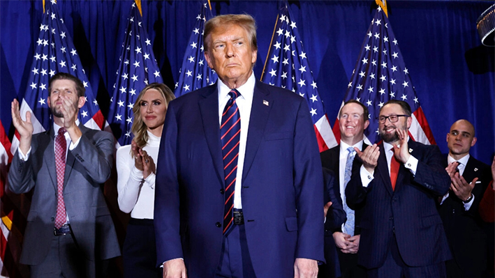 El candidato presidencial republicano y expresidente de EE. UU. Donald Trump sube al escenario con simpatizantes, personal de campaña y familiares para una fiesta de la noche de las primarias en el Sheraton de Nashua, N.H., el 23 de enero de 2024. (Chip Somodevilla/Getty Images)
