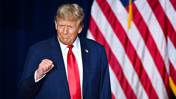 El expresidente y aspirante presidencial republicano Donald Trump llega a una fiesta de observación durante las asambleas electorales presidenciales republicanas de Iowa 2024 en Des Moines, Iowa, el 15 de enero de 2024. (Jim Watson/AFP vía Getty Images)
