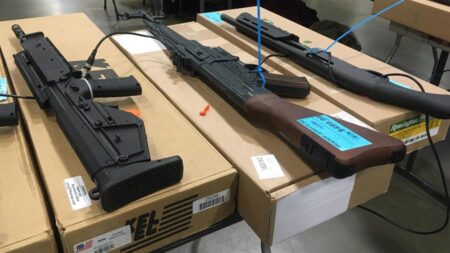 Arrestan a 5 hombres en Texas por comprar armas para un cartel en México