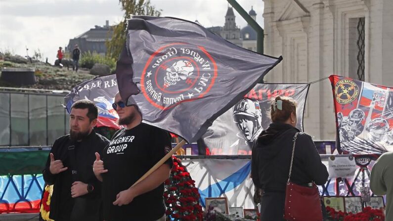 Personas con banderas del grupo Wagner, en una fotografía de archivo. EFE/EPA/Maxim Shipenkov