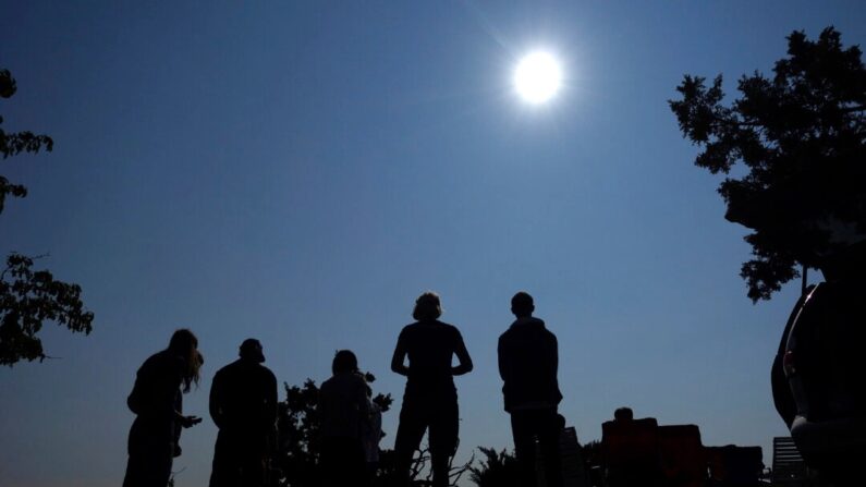 La gente se reúne cerca de Redmond, Oregón, para ver el sol mientras se acerca a un eclipse total de luna, el 21 de agosto de 2017. (Ted S. Warren/Foto AP)