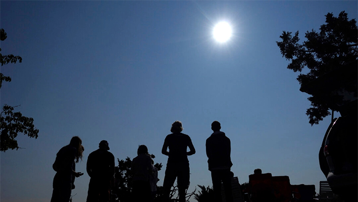 La gente se reúne cerca de Redmond, Oregón, para ver el sol mientras se acerca a un eclipse total de luna, el 21 de agosto de 2017. (Ted S. Warren/Foto AP)
