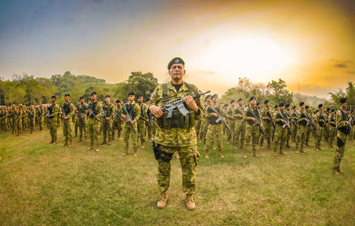 Fotografía cedida por el gobierno de El Salvador de soldados en formación para realizar un despliegue de seguridad, este lunes en Chalatenango, El Salvador. (EFE/Gobierno de El Salvador )