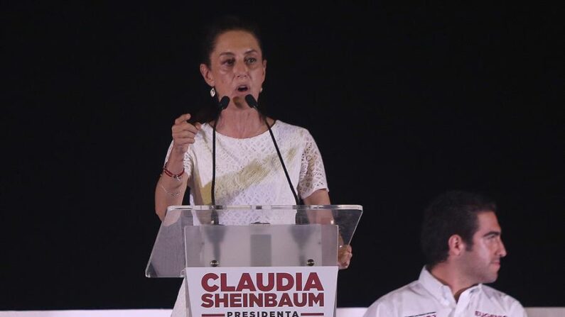 La candidata presidencial del oficialismo Movimiento de Regeneración Nacional (Morena), Claudia Sheinbaum, participa durante un acto público este miércoles, en la ciudad de Cancún, Quintana Roo (México). EFE/Alonso Cupul