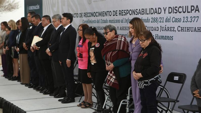 Autoridades de seguridad y familiares de víctimas de personas desaparecidas y asesinadas, participan en un acto público de disculpas del Gobierno federal, este miércoles en Ciudad Juárez (México). EFE/Luis Torres