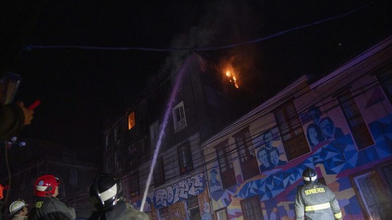Bomberos trabajan en la extinción de un incendio que afectó el 13 de marzo de 2024 a la zona de José Tomás Ramos en Valparaíso (Chile). EFE/ Adriana Thomasa