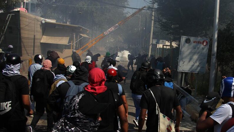 Fotografía de estudiantes normalistas de Ayotzinapa que protestaron el 12 de marzo de 2024 frente a las instalaciones de la Fiscalía General del Estado (FGE), en el municipio de Chilpancingo en Guerrero (México). EFE/José Luis de la Cruz