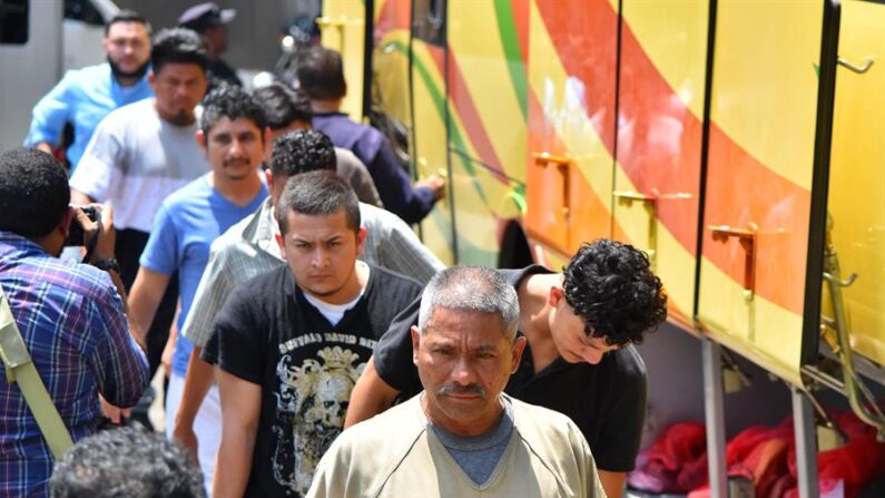 Foto de archivo de un grupo de salvadoreños deportados de Estados Unidos. EFE/Armando Escobar