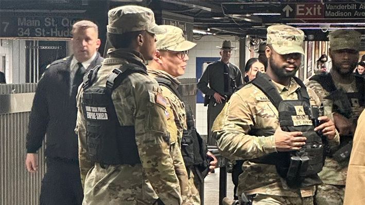 Guardias Nacionales patrullan la Estación Grand Central y el metro la noche del 6 de marzo de 2024. (Juliette Fairley/The Epoch Times)