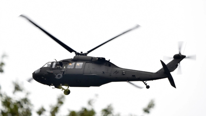 Un helicóptero de la Guardia Nacional sobrevuela la zona dañada por las recientes inundaciones repentinas en Columbia, Carolina del Sur, el 5 de octubre de 2015. (Mladen Antonov/AFP vía Getty Images)