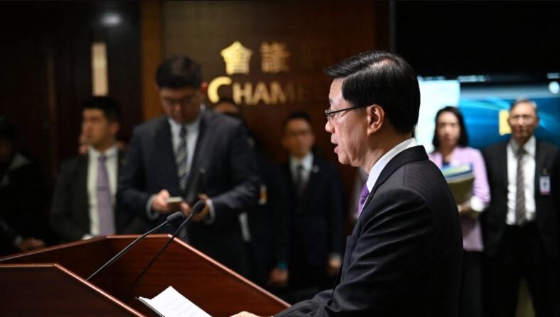 El jefe del Ejecutivo de Hong Kong, John Lee, se dirige a los medios de comunicación en el edificio del Consejo Legislativo tras la aprobación de la Ley de Seguridad Nacional del Artículo 23, en Hong Kong el 19 de marzo de 2024. (Peter Parks/AFP vía Getty Images)