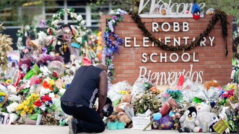 Reggie Daniels presenta sus respetos en un homenaje en la escuela primaria Robb, en Uvalde, Texas, el 9 de junio de 2022. (Eric Gay, archivo/AP)
