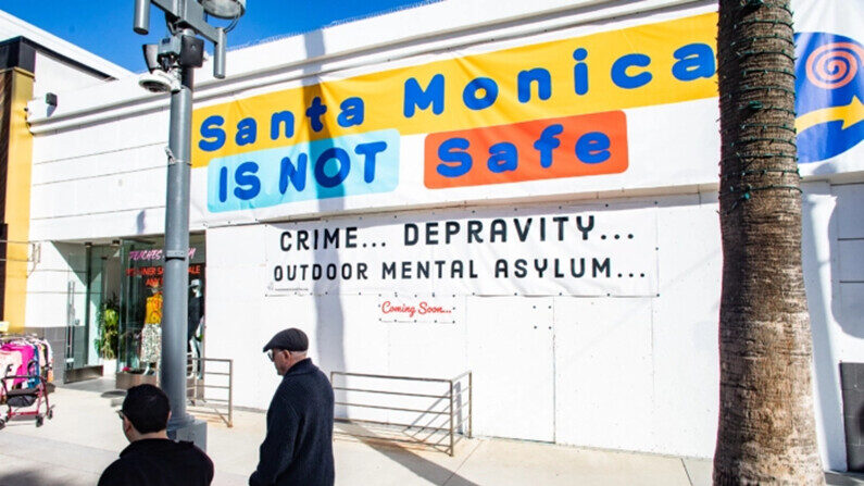 Un cartel se encuentra frente a una popular zona comercial de Santa Mónica, en California, el 19 de enero de 2023. (John Fredricks/The Epoch Times)