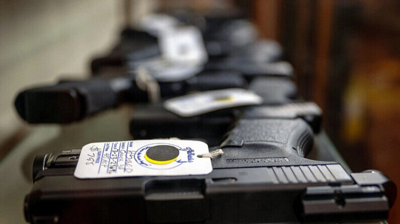 Armas de fuego semiautomáticas a la venta en una tienda en una imagen de archivo. (Brandon Bell/Getty Images)
