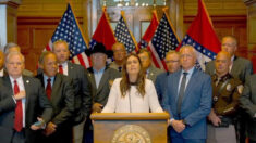 Gobernadora Sarah Sanders despliega tropas de la Guardia Nacional de Arkansas en la frontera sur