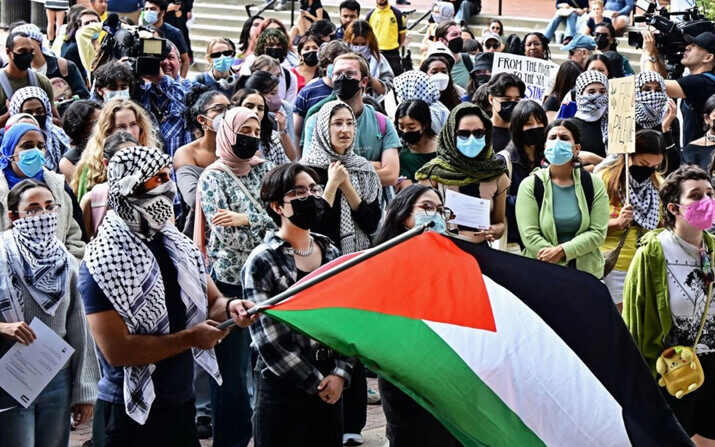 Una persona sostiene una bandera palestina mientras los estudiantes participan en una “Caminata para luchar contra el genocidio y una Palestina libre” en Bruin Plaza en UCLA (Universidad de California, Los Ángeles), en Los Ángeles, el 25 de octubre de 2023. (Frederic J. Brown /AFP vía Getty Images)