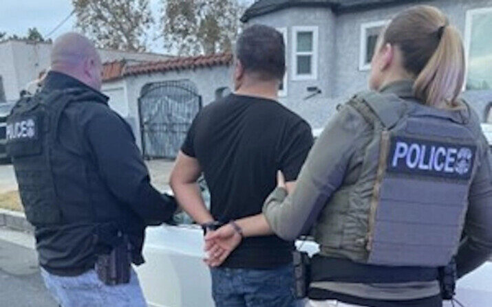 El equipo de Operaciones de Deportación y Control de ICE arresta a un presunto inmigrante ilegal en Los Ángeles, California, en una fotografía publicada el 21 de diciembre de 2023. (Cortesía del Servicio de Inmigración y Control de Aduanas de EE.UU.)
