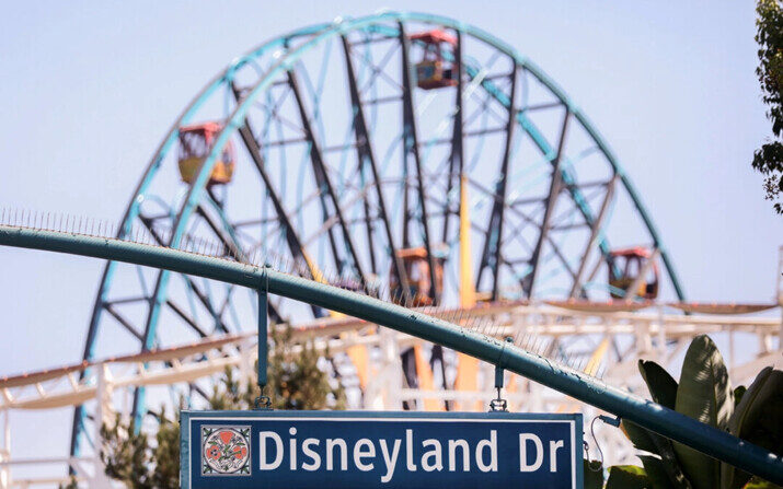 Un letrero de Disneyland Drive cuelga cerca de atracciones vacías en Anaheim, California, el 30 de septiembre de 2020. (Mario Tama/Getty Images)
