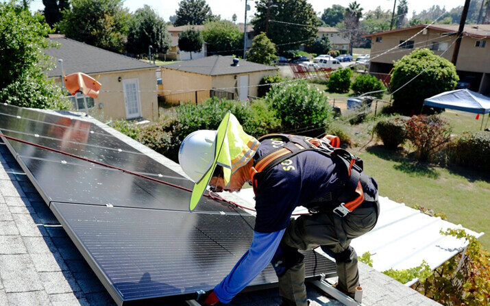 Un trabajador instala paneles solares en el tejado de una casa en Pomona, California, el 19 de octubre de 2023. (Mario Tama/Getty Images)