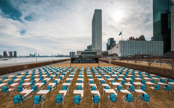 UNICEF presentó su "Aula Pandémica", un modelo compuesto por 168 escritorios vacíos, cada asiento representa a un millón de niños que viven en países donde las escuelas estuvieron casi completamente cerradas durante los cierres pandémicos de COVID, en la Sede de la ONU, en la ciudad de Nueva York, el 2 de marzo de 2021. (Chris Farber/UNICEF vía Getty Images)
