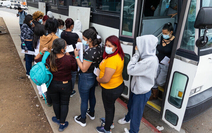 Los autobuses dejan a grandes grupos de inmigrantes ilegales en San Ysidro, California, el 29 de febrero de 2024. (John Fredricks/The Epoch Times)
