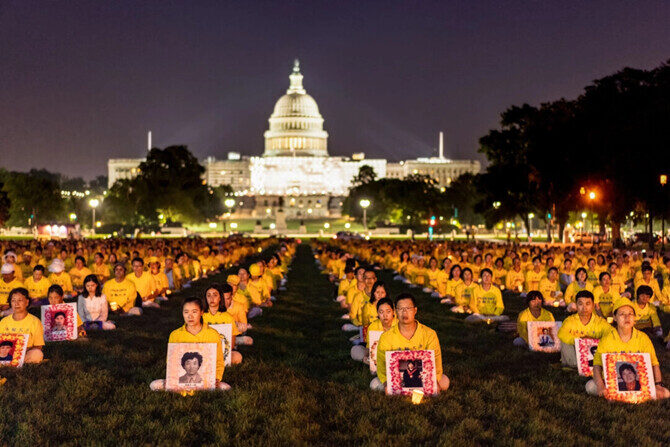 Practicantes de Falun Dafa participan en una vigilia con velas en memoria de los practicantes de Falun Dafa que fallecieron debido a los 24 años de persecución del Partido Comunista Chino (PCCh), en el National Mall de Washington, el 20 de julio de 2023. (Samira Bouaou/The Epoch Times)
