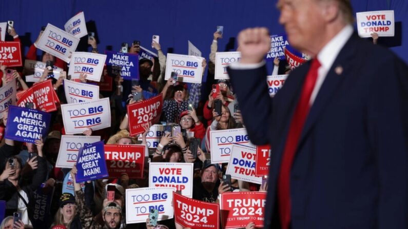 El presidente Donald Trump sube al escenario durante un evento de campaña en el Greensboro Coliseum el 2 de marzo de 2024 en Greensboro, Carolina del Norte. (Alex Wong/Getty Images)