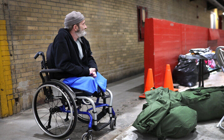 El veterano del ejército, Doug Cohen, asiste a un evento Stand Down diseñado para ayudar a los veteranos sin hogar o con posibilidades de perder sus viviendas, en Chicago, Illinois, el 16 de junio de 2023. (Scott Olson/Getty Images)
