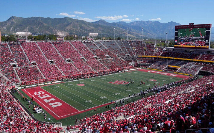 Weber State y Utah juegan durante un partido de fútbol americano universitario de la NCAA en el estadio Rice-Eccles, en Salt Lake City, el 16 de septiembre de 2023. (Rick Bowmer/AP)
