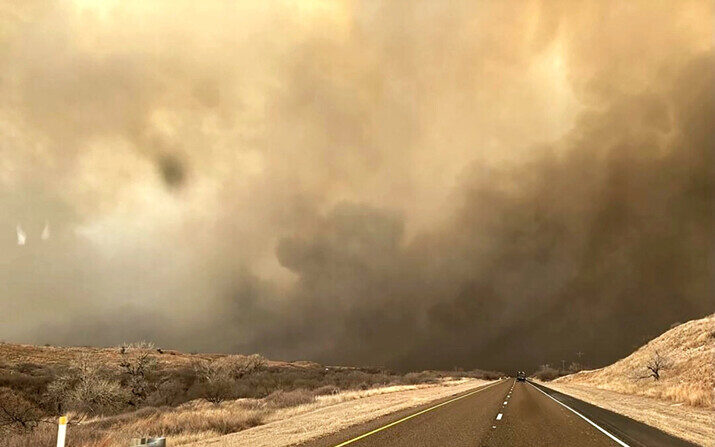 El humo se eleva sobre una carretera durante el incendio de Smokehouse Creek, en la península de Texas, el 27 de febrero de 2024. (Servicio Forestal de Texas A&M a través de Getty Images)

