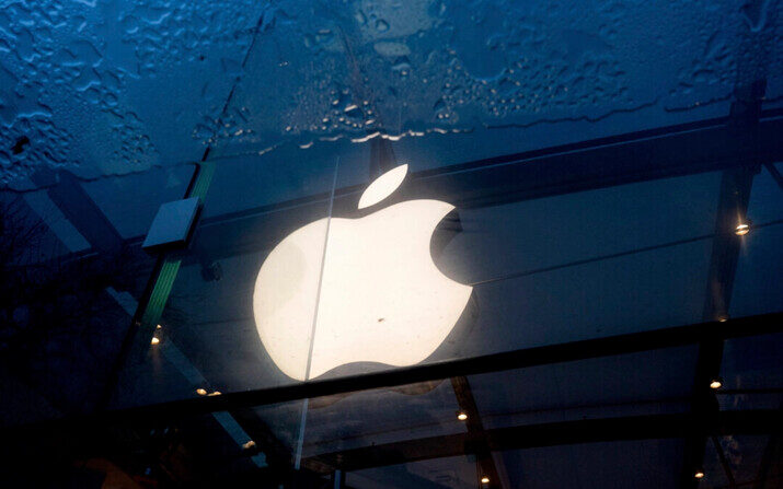 Un logotipo de Apple cuelga en una tienda Apple en Palo Alto, California, el 2 de febrero de 2024. (Foto AP/Noah Berger)