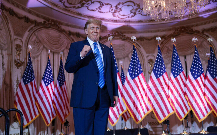 El candidato presidencial republicano y expresidente Donald Trump llega a una fiesta de vigilancia la noche de las elecciones en Mar-a-Lago, en West Palm Beach, Florida, el 5 de marzo de 2024. (Win McNamee/Getty Images)
