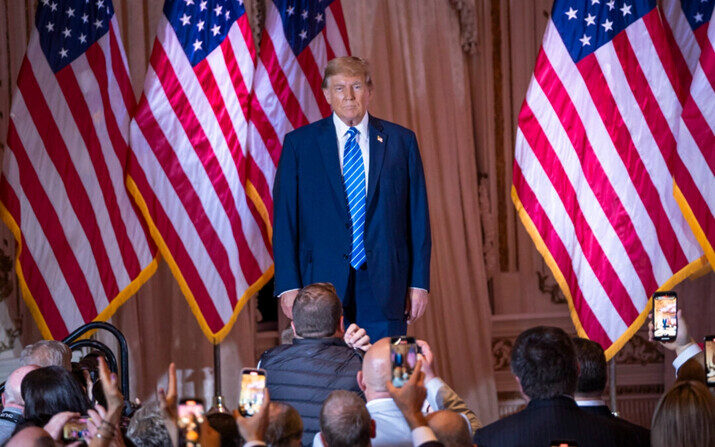 El candidato presidencial republicano, el expresidente Donald J. Trump, sube al escenario para hablar el Supermartes en el Mar-a-Lago Club, en West Palm Beach, Florida, el 5 de marzo de 2024. (Madalina Vasiliu/The Epoch Times)
