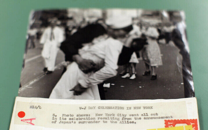 Una impresión en blanco y negro de un marinero y una enfermera besándose en Times Square el Día VJ se presenta a partir de la vasta colección de fotografías históricas almacenadas en el Archivo Hulton, en Londres, Inglaterra, el 13 de mayo de 2011. (Oli Bufanda/Getty Images)

