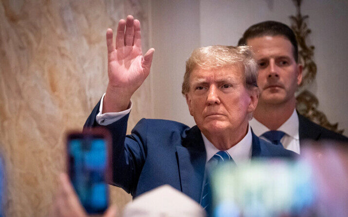 El candidato presidencial republicano, el expresidente Donald J. Trump, saluda a sus seguidores después de hablar el Supermartes en el Mar-a-Lago Club, en West Palm Beach, Florida, el 5 de marzo de 2024. (Madalina Vasiliu/The Epoch Times)
